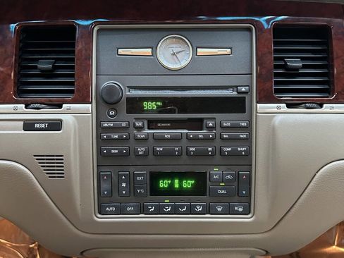 Used 2004 Lincoln Town Car Executive image 27