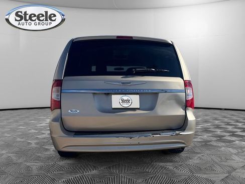 Used 2015 Chrysler Town & Country LX image 4