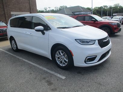 Used 2023 Chrysler Pacifica Touring-L