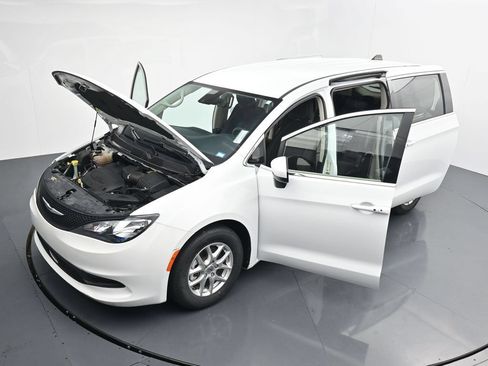 Used 2023 Chrysler Voyager LX FWD image 40