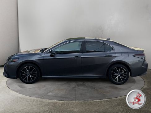Used 2022 Toyota Camry SE FWD image 4