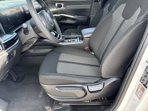 Used 2025 Kia Sorento LX FWD image 19