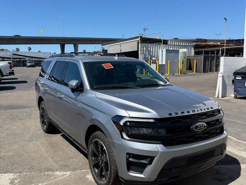 Used 2022 Ford Expedition Limited AWD/4WD image 3