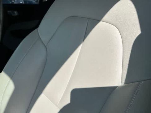 Used 2019 Volvo XC40 T4 Momentum FWD image 7