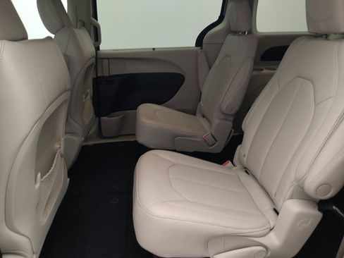 Used 2021 Chrysler Voyager Lxi FWD image 18