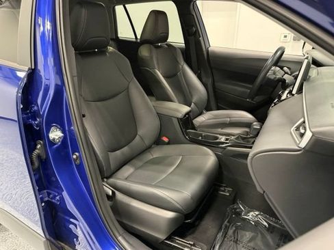 Used 2023 Toyota Corolla Cross XLE w/ Convenience Package AWD/4WD image 39