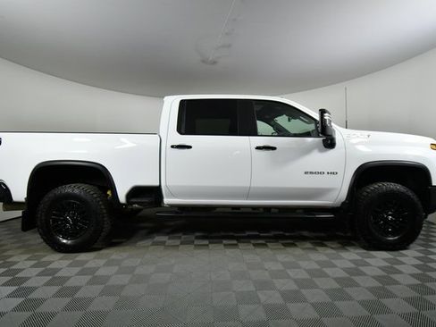 Used 2024 Chevrolet Silverado 2500 ZR2 w/ Technology Package image 15
