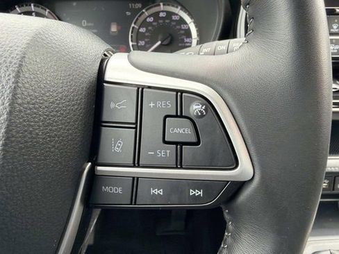 Certified 2025 Toyota Highlander LE FWD image 25