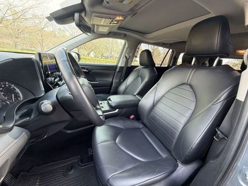 Used 2023 Toyota Highlander XLE FWD image 11