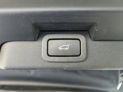 Used 2017 Land Rover Discovery HSE image 31