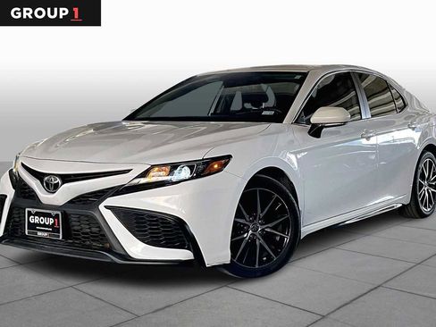 Used 2021 Toyota Camry SE w/ Convenience Package image 1