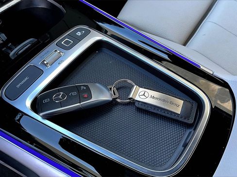 Used 2025 Mercedes-Benz GLB 250 4MATIC image 10