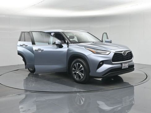 Used 2021 Toyota Highlander XLE FWD image 35