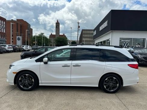 Used 2023 Honda Odyssey Elite image 3