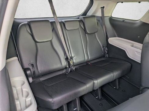 Used 2024 Kia Carnival EX FWD image 20