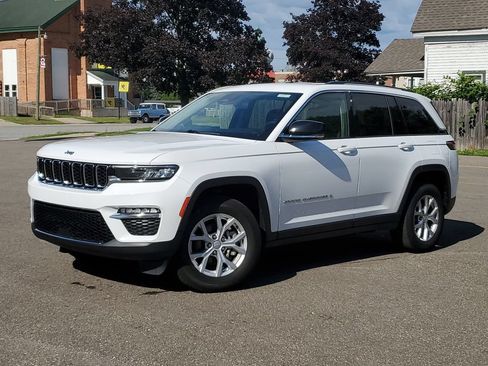 Used 2023 Jeep Grand Cherokee Limited w/ Trailer Tow Prep Group (B) AWD/4WD image 30