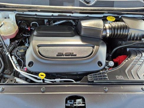 Used 2023 Chrysler Pacifica Touring-L FWD image 28