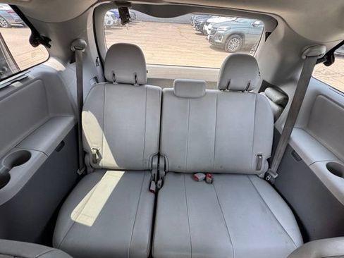 Used 2017 Toyota Sienna XLE w/ XLE Navigation Package FWD image 16