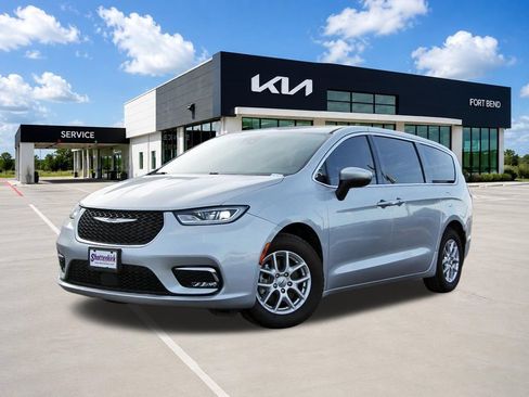 Used 2023 Chrysler Pacifica Touring-L FWD image 1