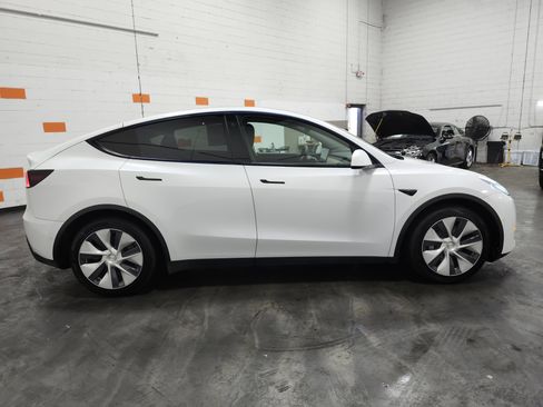 Used 2021 Tesla Model Y Long Range AWD/4WD image 11