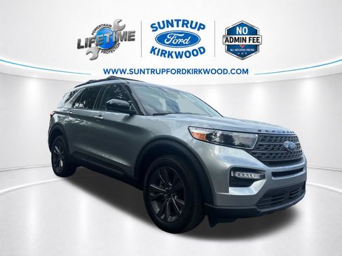 Used 2024 Ford Explorer XLT w/ Equipment Group 202A AWD/4WD image 9