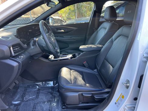 Used 2025 Buick Envista Sport Touring image 21