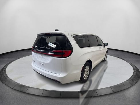 Used 2025 Chrysler Pacifica Select FWD image 5