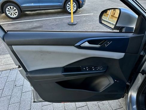 Used 2023 Volkswagen Taos SE w/ Black Wheel Package image 10