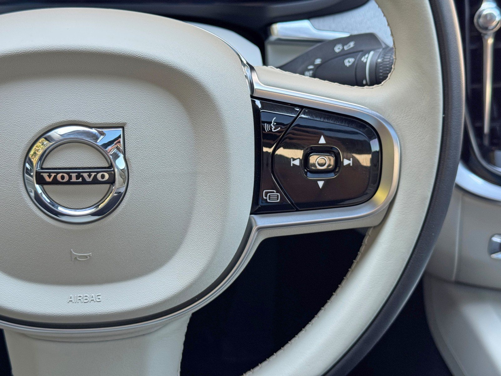 Used 2025 Volvo S60 B5 Plus w/ Climate Package FWD image 24