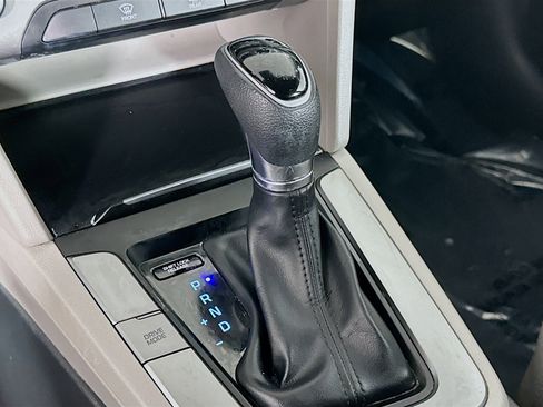 Used 2017 Hyundai Elantra SE image 23