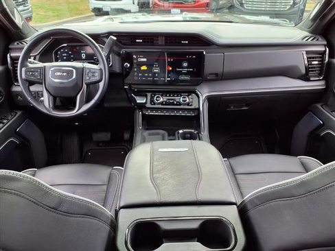 Used 2025 GMC Sierra 2500 AT4X image 4