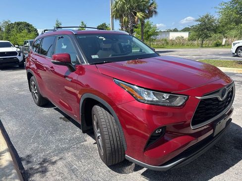 Used 2020 Toyota Highlander XLE AWD/4WD image 2