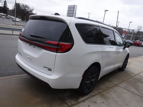 New 2026 Chrysler Pacifica Limited image 7