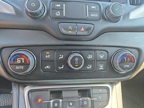 Used 2024 GMC Terrain SLT AWD/4WD image 25