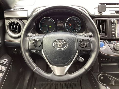 Used 2017 Toyota RAV4 SE image 12