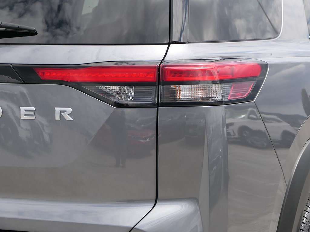 Used 2025 Nissan Pathfinder SV FWD image 4
