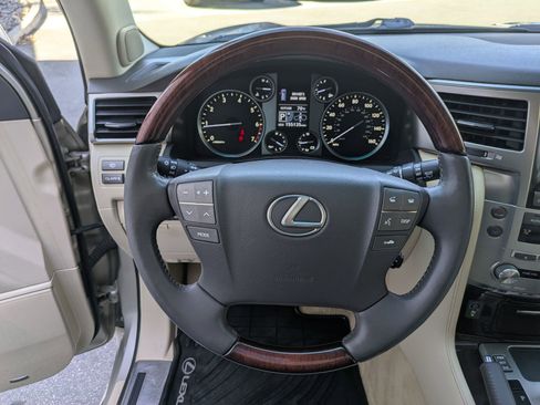 Used 2013 Lexus LX 570 4WD w/ Luxury Pkg w/Pre-crash image 17