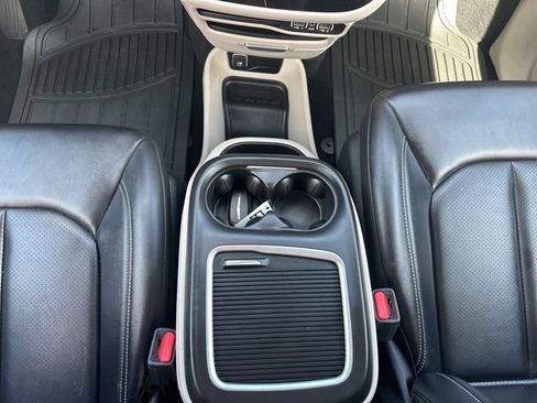 Used 2024 Chrysler Pacifica Touring-L FWD image 40