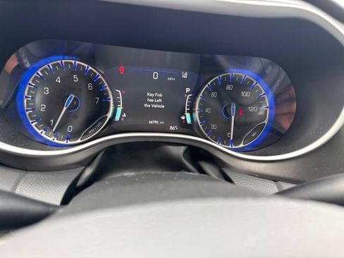 Used 2024 Chrysler Pacifica Touring-L FWD image 16