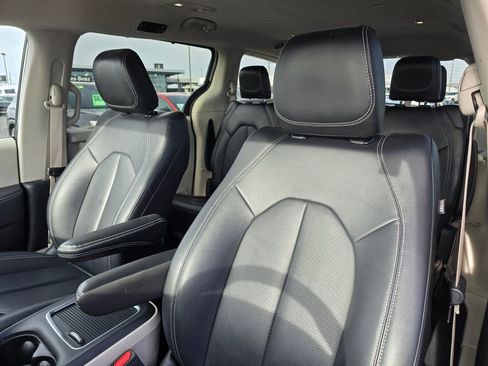 Used 2024 Chrysler Pacifica Touring-L image 25