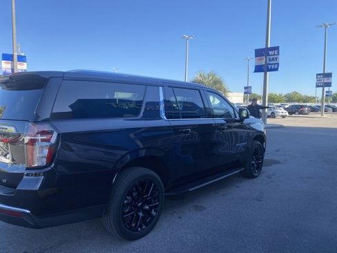 New 2022 Chevrolet Suburban LT w/ Luxury Package image 4