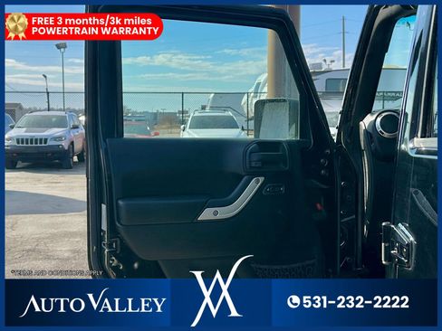 Used 2018 Jeep Wrangler Unlimited Sahara w/ Connectivity Group AWD/4WD image 12