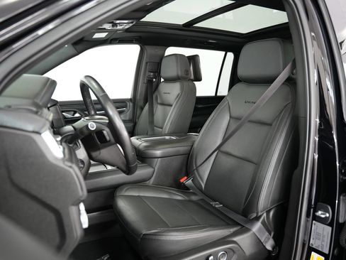 Used 2021 GMC Yukon XL Denali w/ Denali Premium Package AWD/4WD image 19