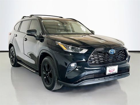 Used 2024 Toyota Highlander XLE image 3