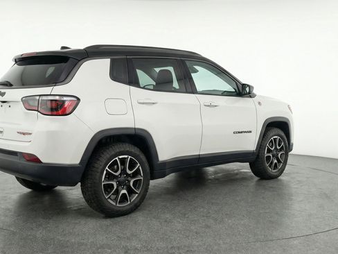 Used 2025 Jeep Compass Trailhawk image 9