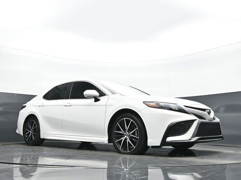 Used 2023 Toyota Camry SE w/ Convenience Package FWD image 19