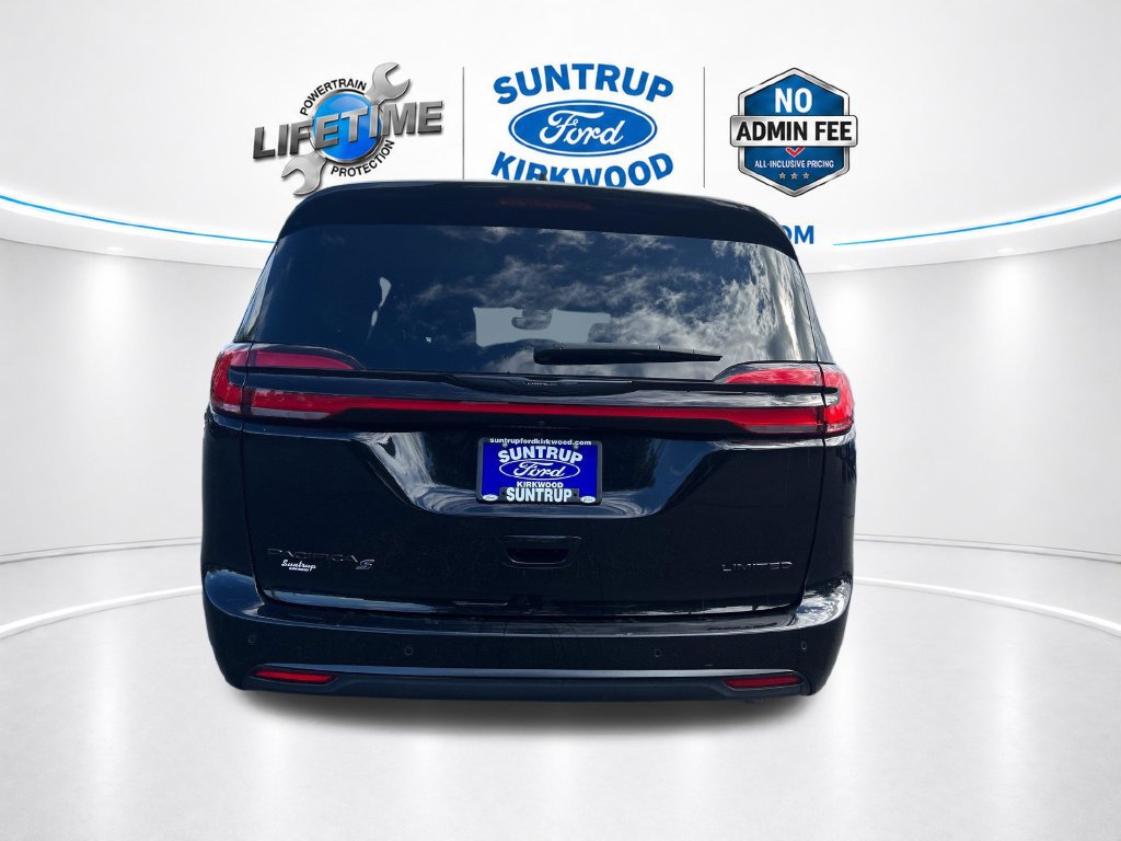 Used 2025 Chrysler Pacifica Limited FWD image 4