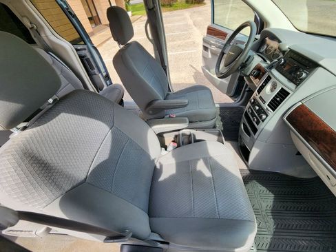 Used 2010 Chrysler Town & Country Touring FWD image 10