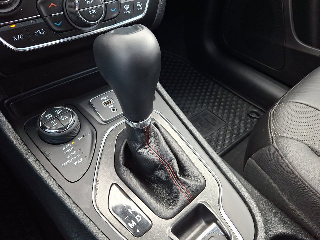 Used 2019 Jeep Cherokee Trailhawk AWD/4WD image 15