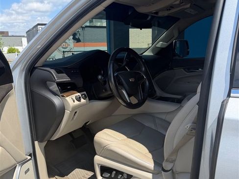 Used 2020 Cadillac Escalade Premium Luxury AWD/4WD image 16